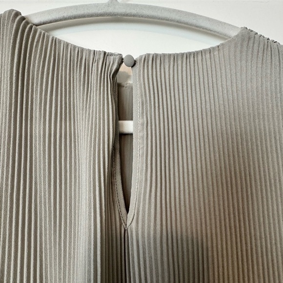 H&M Gray Sleeveless Pleated Blouse Size Small - Picture 2 of 7